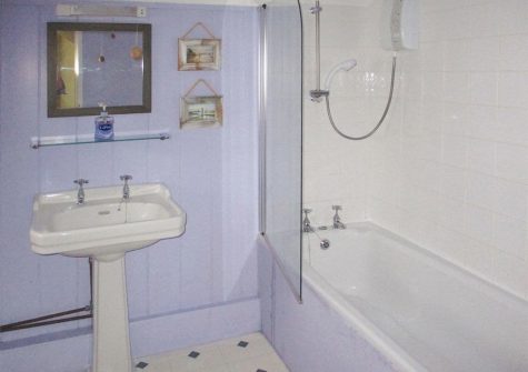 The bathroom at Tremaer, Maer