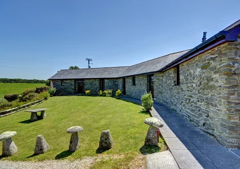 The partially enclosed lawned garden at Trembleath Parlour, St Mawgan
