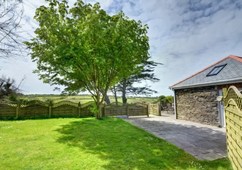 The patio & garden at Tresallyn Cottage, St Merryn