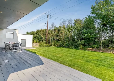 The decked terrace, alfresco dining area & garden at Treth House, Widemouth Bay