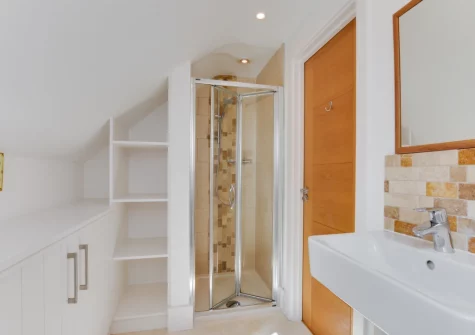 The B2 en-suite shower room at Trevalga, Porthcothan Bay