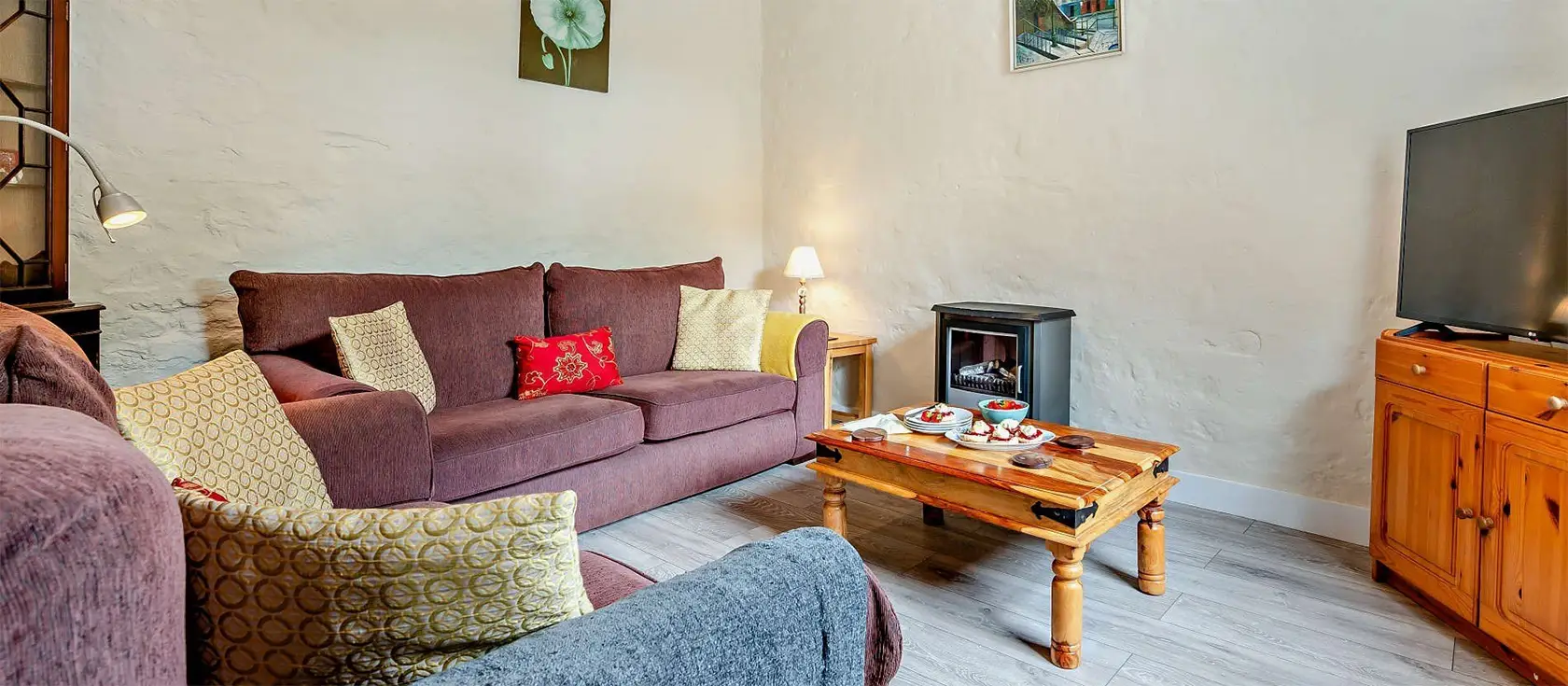 Trevanger Farm Cottage, Tredrizzick is a quaint 2-bedroom cottage on a working farm close to Rock, perfect for a family or couple's retreat. The cottage's rural yet accessible location offers a unique blend of countryside living & coastal adventure.