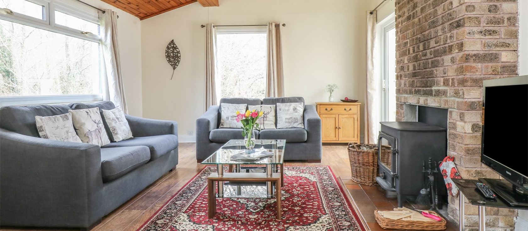 Trevellard Belle, Notter is a spacious two bedroom bungalow near Saltash. Relax on sofas in front of the woodburner or read a book in the conservatory. The peaceful country park has plenty of green space, tennis court, heated pool & off-road parking.