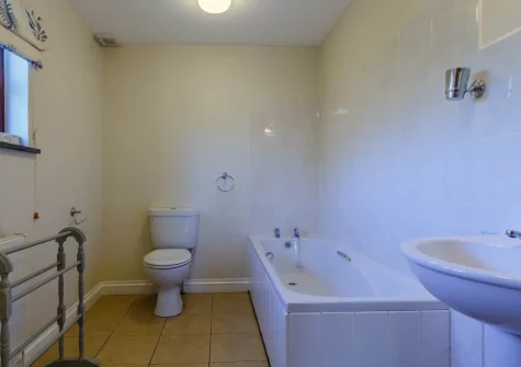 The ground floor bathroom at Trewillis Farm Rose Barn, Coverack