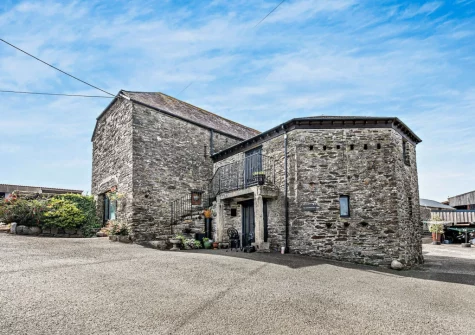 Trewint Round House is a charming reverse-level cottage which you can either enter via the external steps or ground floor