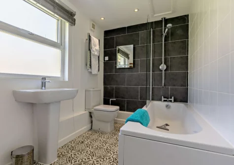 Bedroom #1 en-suite bathroom at Tripolitania, Porthleven