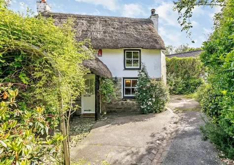 Tuckaway Thatch is a delightful, thatched cottage with enclosed private garden and beautiful original features