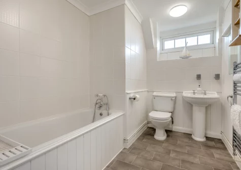 The bathroom at Tumbles Lodge, Hersham