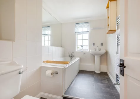 The second bathroom at Tumbles Lodge, Hersham