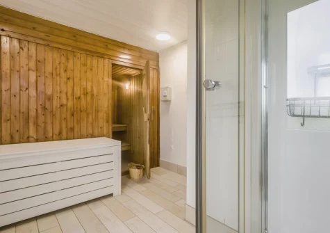 The sauna & shower at Tumbles Lodge, Hersham