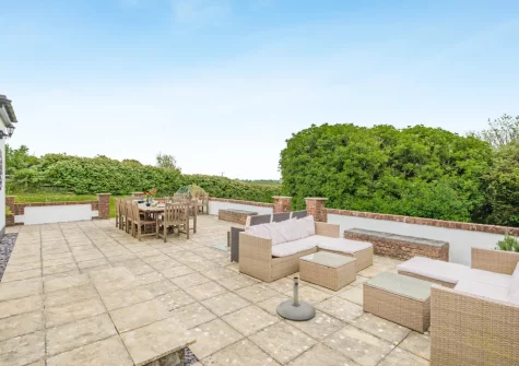 The patio, alfresco dining & outdoor sitting area at Tumbles Lodge, Hersham