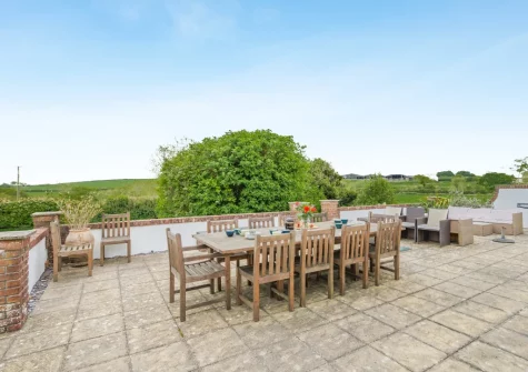 The patio, alfresco dining & outdoor sitting area at Tumbles Lodge, Hersham