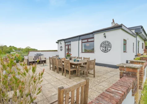 The patio, alfresco dining & outdoor sitting area at Tumbles Lodge, Hersham