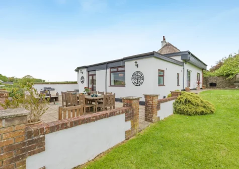 The patio, alfresco dining area & lawned garden at Tumbles Lodge, Hersham
