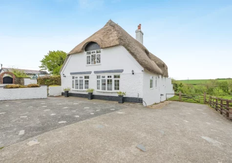 Tumbles Lodge is a beautiful holiday home nestled in an idyllic rural setting on the outskirts of the ever-popular Bude