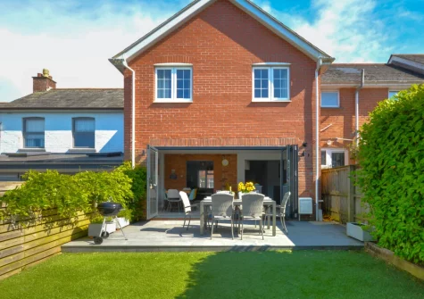 The patio, barbecue, alfresco dining area & garden at Turnstone Cottage, Padstow