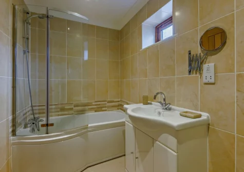 Bedroom #1 en-suite bathroom at Twinkle Cottage, Westward Ho!