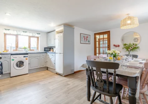 The kitchen & dining area at Twitchers Itch, Chilla