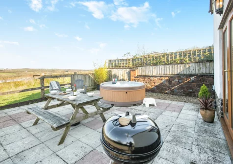 The patio, barbecue, alfresco dining area & hot tub at Twitchers Itch, Chilla