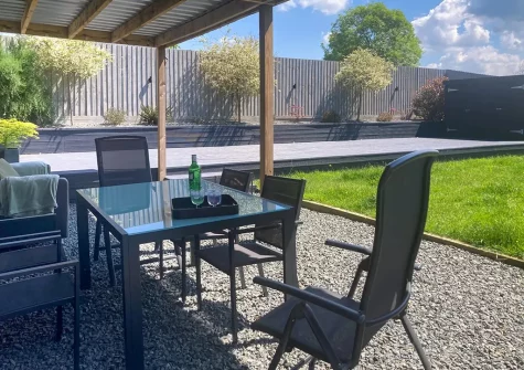 The alfresco dining area & garden at Two Bees Barn, Bridgerule