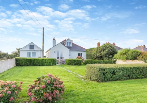 The enclosed lawned garden at Two Stiles, St Merryn