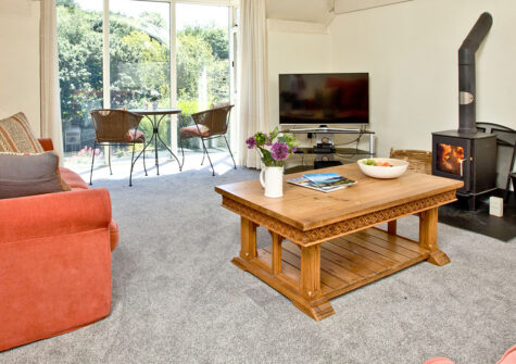 Twysden Cottage, West Charleton Grange, West Charleton is a modern three bedroom cottage with three bedrooms downstairs & large living room / luxury kitchen upstairs. Woodburner & oriel bay window. Onsite pool & games room close to Kingsbridge shops & pubs.