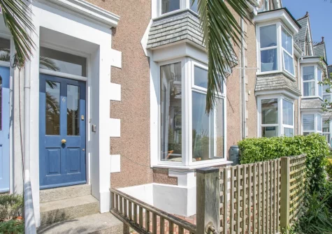 Upper Black Rock is a spacious apartment in a townhouse with views across town and out to sea