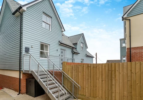 Upper Deck is a contemporary apartment in the centre of Bude, within easy reach of two sandy beaches