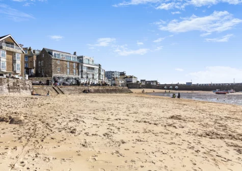 Upper Seafarer is situated in St Ives within reach of the sandy beach & harbour below