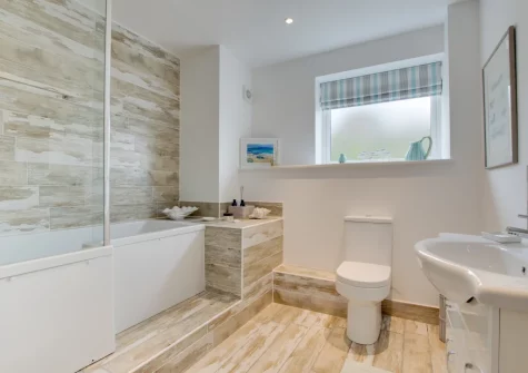 Bedroom #1 en-suite bathroom at Urchins Peak, Little Petherick