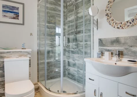 Bedroom #2 en-suite shower room at Urchins Peak, Little Petherick