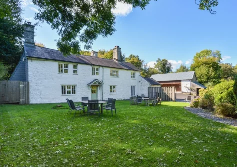 The alfresco dining area & large garden at Vale House, Lydford