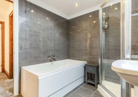 The bathroom at Valentia, Bude