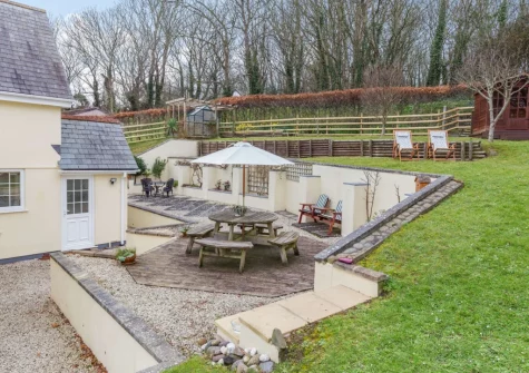 The patio, alfresco dining & outdoor sitting area at Valentia, Bude