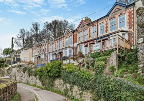 Valerian is a well-appointed Victorian holiday home overlooking the Looe Estuary, perfect for exploring the region