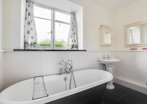 The bathroom at Valpre, Manaccan