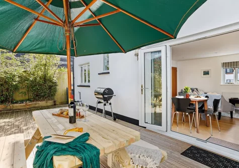 The decked patio, barbecue & alfresco dining area at Vickery's Cottage, Woodbury