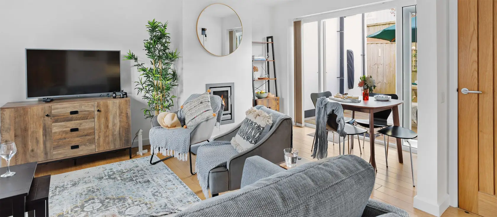 Vickery's Cottage, Woodbury is a charming two-bedroom retreat with a lovely garden. Perfect for families, it's close to local attractions, sandy beaches, and the rugged beauty of Dartmoor's tors, offering a diversely beautiful landscape to explore.