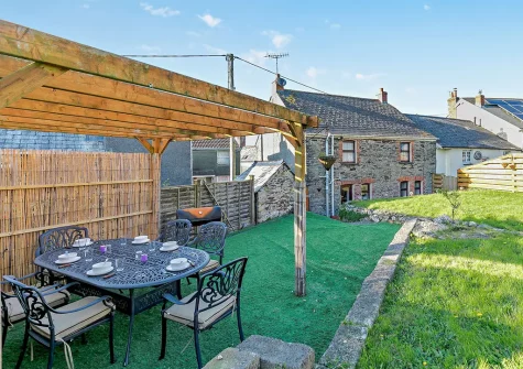 The alfresco dining area & garden at Victoria House, St Issey