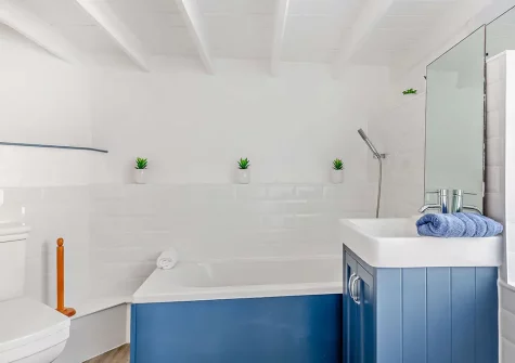 The bathroom at Viewpoint Cottage, Polruan