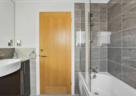 The bathroom at Violet Lodge, 11 Roadford Lake Lodges, Broadwoodwidger