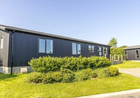 Violet Lodge, 11 Roadford Lake Lodges is a generously sized four-bedroom holiday home with private patio & bubbling hot tub