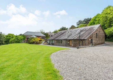 Wagon Linney is et on a 450-acre farm with 74-acres of wildlife-rich woodland & benefitting from a large garden for all to enjoy