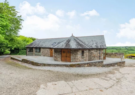 Wagon Linney is a ssympathetically converted traditional barn with impressive views of valleys, woodlands and lakes to soak up