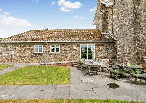 The patio, alfresco dining area & lawn at Waie Corner House, Zeal Monachorum