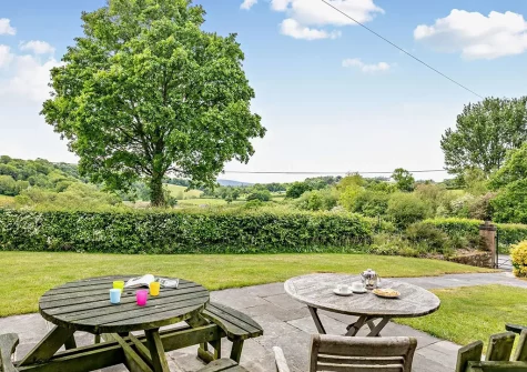 The patio, alfresco dining area & lawn at Waie Corner House, Zeal Monachorum
