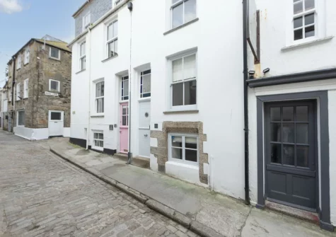 Tucked away on a cobbled street, this charming four-storey cottage is just moments from St Ives' harbour, sandy beaches & Fore Street's independent shops, cafes & restaurants
