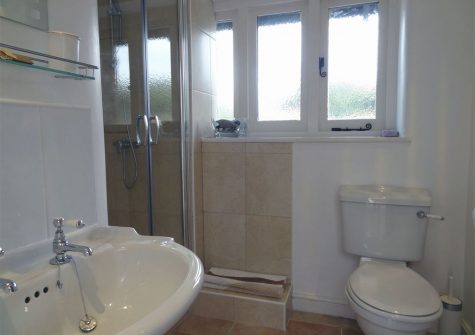 The bathroom at Wassail Cottage, Yalberton