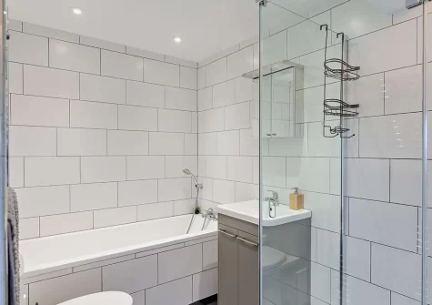 Bedroom #1 en-suite bathroom at Waterfront House, Appledore