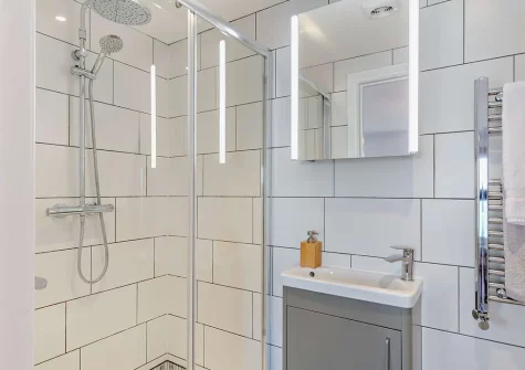 Bedroom #1 en-suite shower room at Waterfront House, Appledore